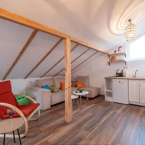 central-bohemian-house-garden-5-bedrooms-3-baths.sofiahotelsbg.com/